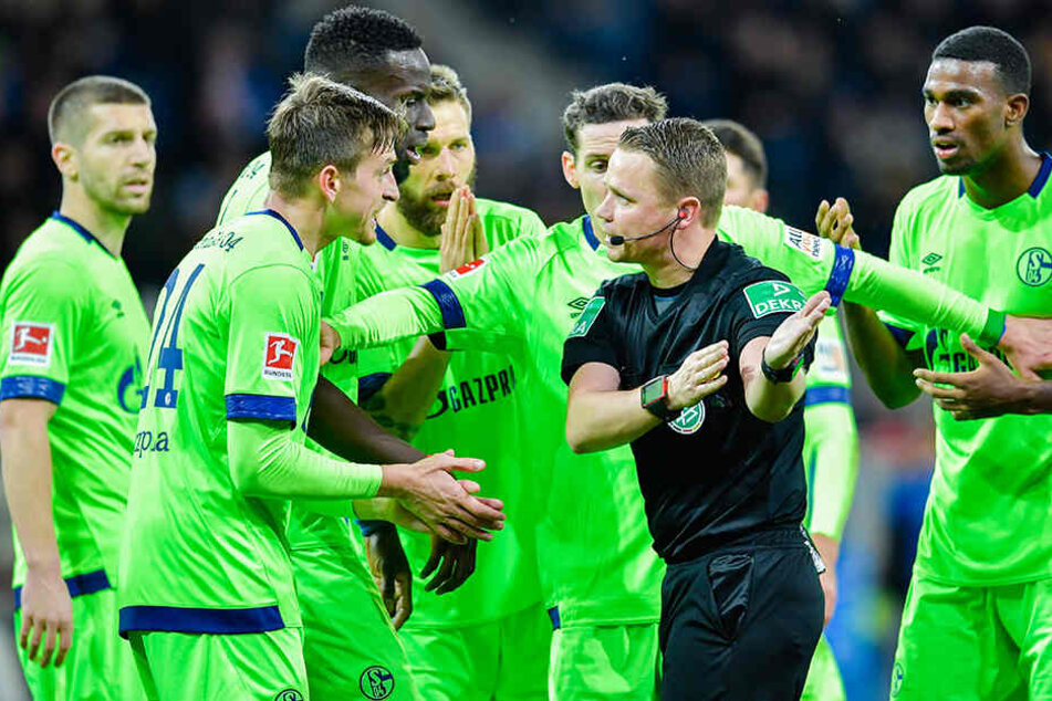 Die Schalker Spieler protestieren erfolglos bei Schiedsrichter Robert Kampka gegen die Handelfmeter-Entscheidung...