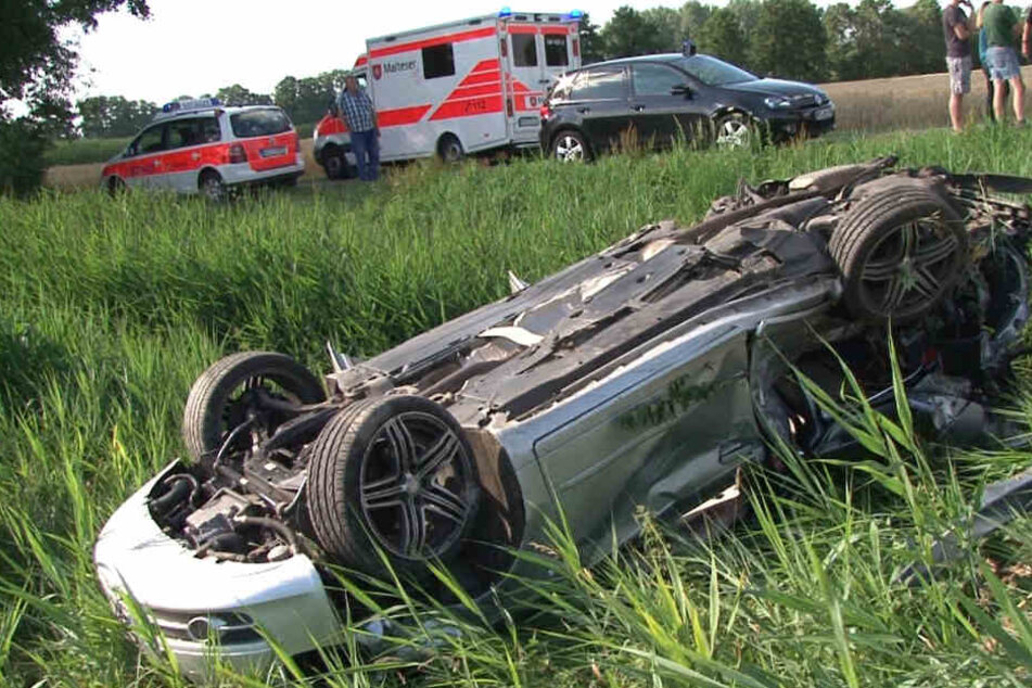 Der Fahrer des Wagens wurde per Rettungshubschrauber in eine Spezialklinik geflogen.
