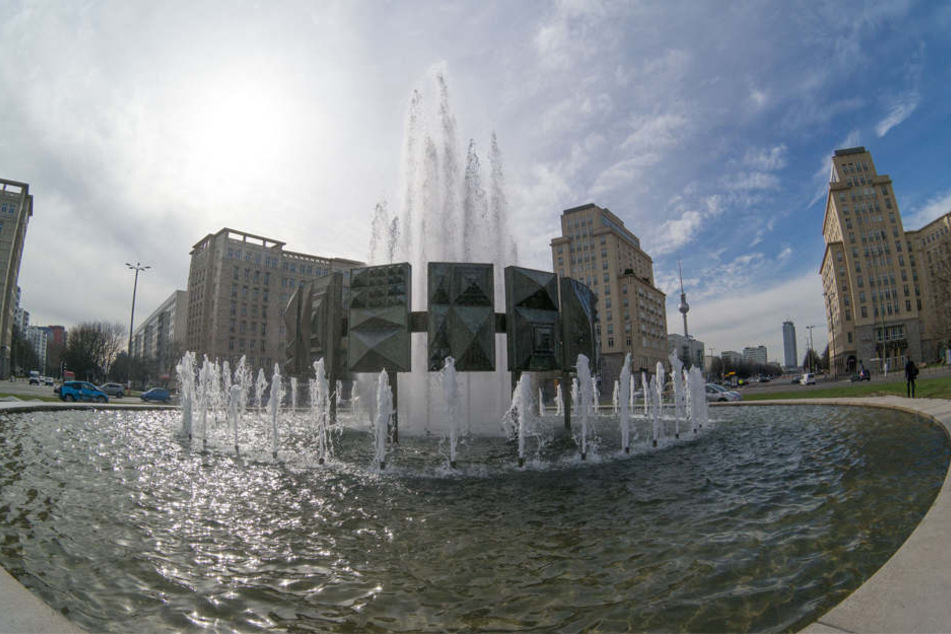 Der 51 Jahre alte Springbrunnen sprudelt als erster.