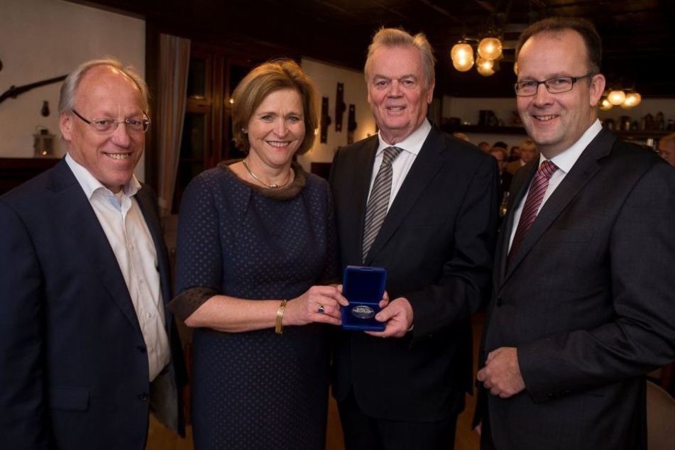 Oberbürgermeister Pit Clausen (v. l.), Verkehrsvereinsvorsitzende Cornelia Delius, der Medaillen-Träger Hans-Rudolf Holtkamp und Stadtmarketing-Chef Martin Knabenreich bei der Verleihung.