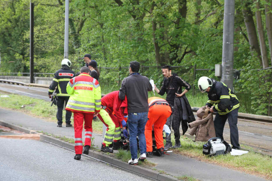 Mehrere Verletzte müssen von Ersthelfern und Rettungkräften noch am Straßenrand versorgt werden.