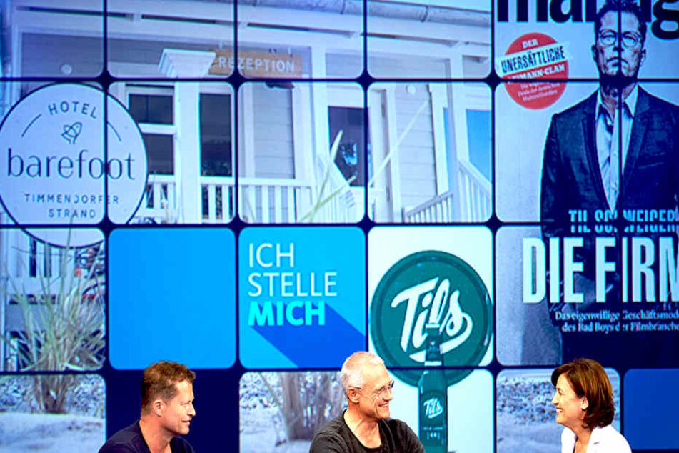 Viel Raum nahmen zu Beginn der Sendung all seine "Marken" ein: "Barefood", sein neues Hotel, das TilBier... Hier mit seinem Bruder Florian Schweiger (55, Mi.).