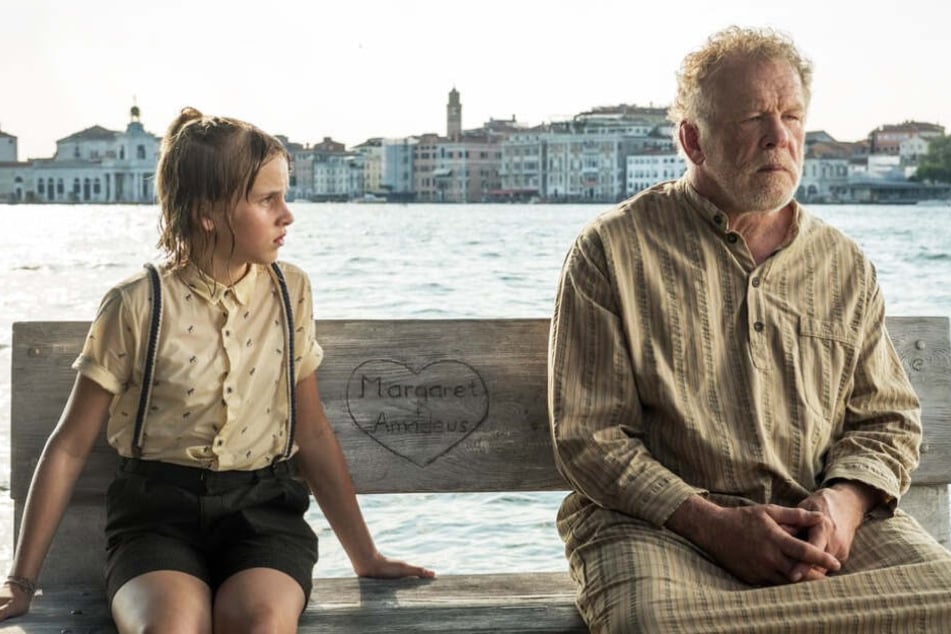 Matilda (l., Sophie Lane Nolte) fährt mit ihrem an Alzheimer erkrankten Opa Amadeus (Nick Nolte) bis nach Venedig.