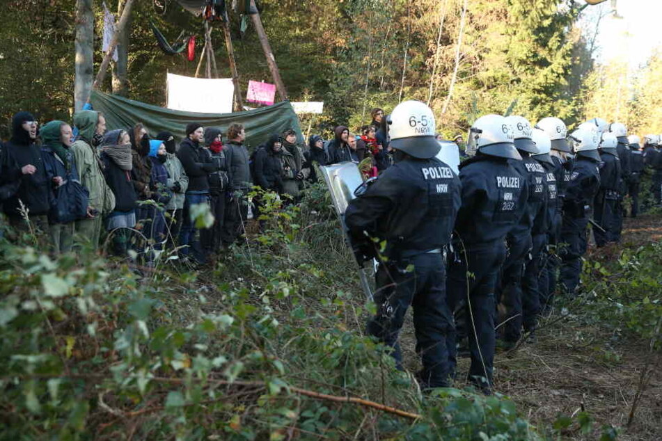 Polizisten an einem der vielen Einsatztage im Hambacher Forst.
