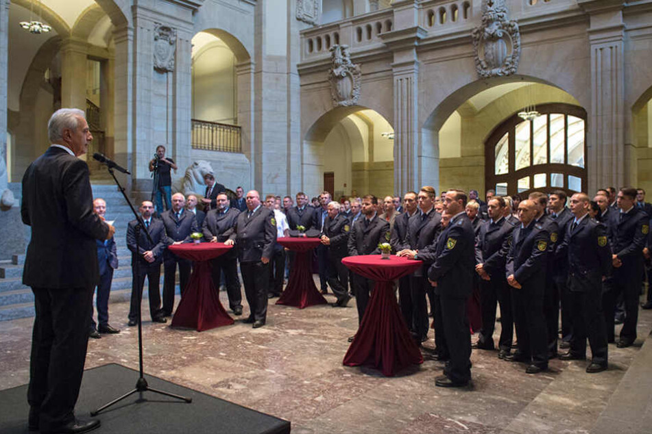 Am Dienstag dankte Stanislaw Tillich (58, CDU) den sächsischen Einsatzkräften des G20-Gipfels.