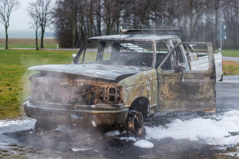 Der Pick-up brannte komplett aus.