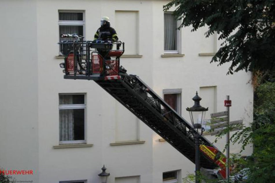 Von einer Drehleiter aus wurde die Wohnung gelöscht.