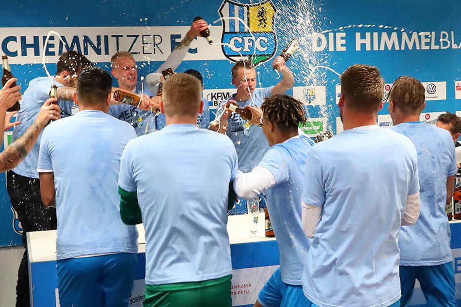 Die Spieler unterbrachen die Pressekonferenz und verpassten Trainer David Bergner eine Dusche.