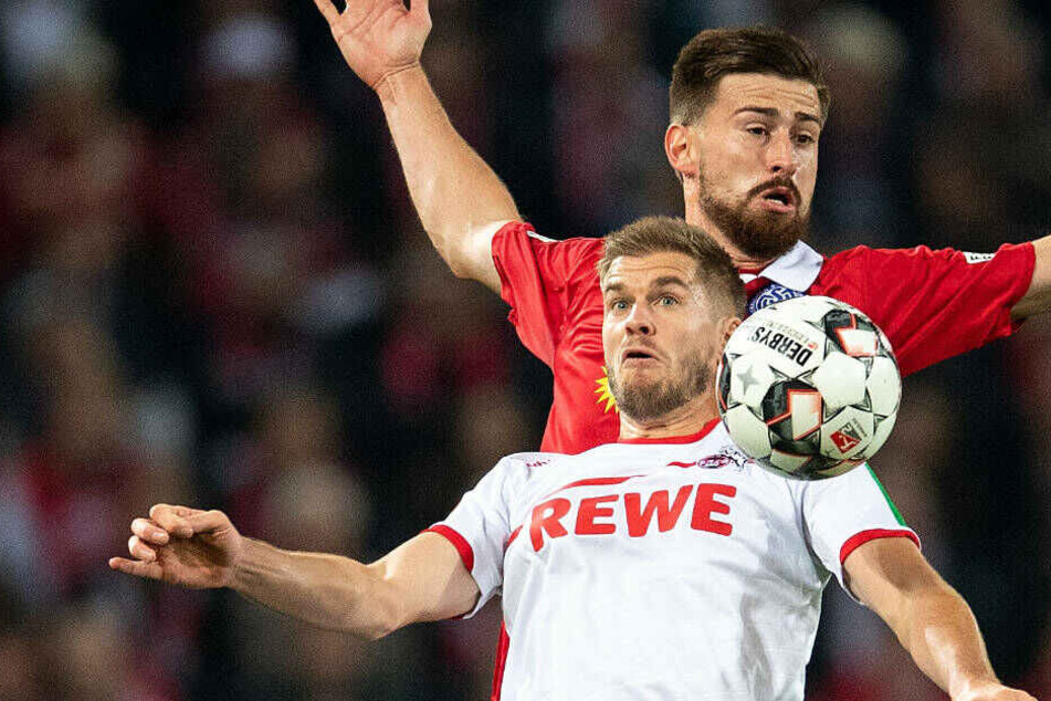 Szene aus dem Hinspiel in Löln: Kölns Simon Terodde (l) und Duisburgs Dustin Bomheuer kämpfen um den Ball. Der MSV gewann 2:1.