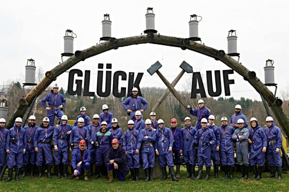 Der FC Erzgebirge in voller Montur vor dem Besucherbergwerk Markus Semmler in
Bad Schlema. „Ein unfassbares Erlebnis für mich und die Spieler“, sagt Trainer
Domenico Tedesco (l.).