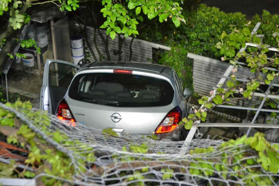 Da lag er, der Opel. Im Vordergrund: der plattgefahrene Zaun.