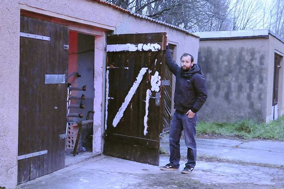 Marco Böber steht hilflos vor seiner Garage: Hier klauten ihm Ganoven drei Zweiräder.