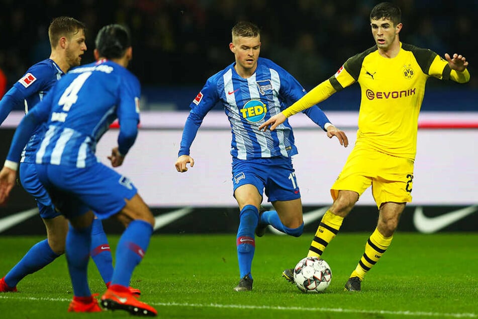 Umzingelt: Dortmunds Christian Pulisic (r.) wird von den Berlinern Maximilian Mittelstädt (Zweiter von rechts), Arne Maier (l.) und Karim Rekik angegriffen.