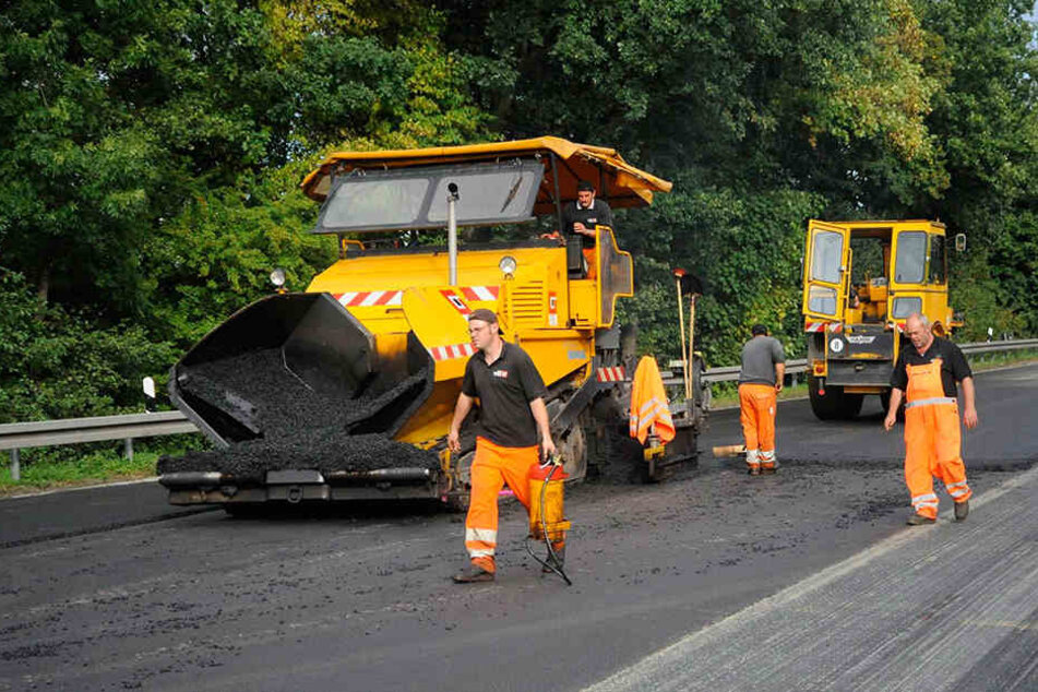 Teermaschine: Mit dem neuen Programm können Straßen gezielter erhalten und ausgebaut werden.