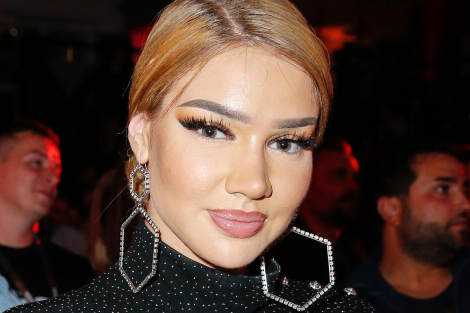 Influencerin Shirin David (24) nach ihr Bräunungs-Missgeschick mit Humor.
