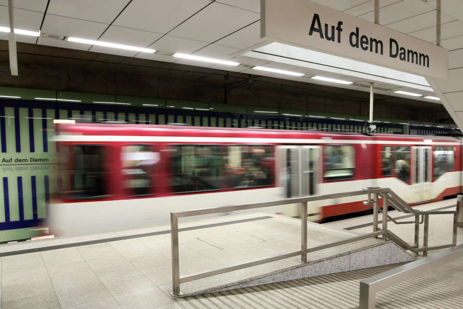 Der 25-Jähriger wurde ins Gleisbett geschubst.