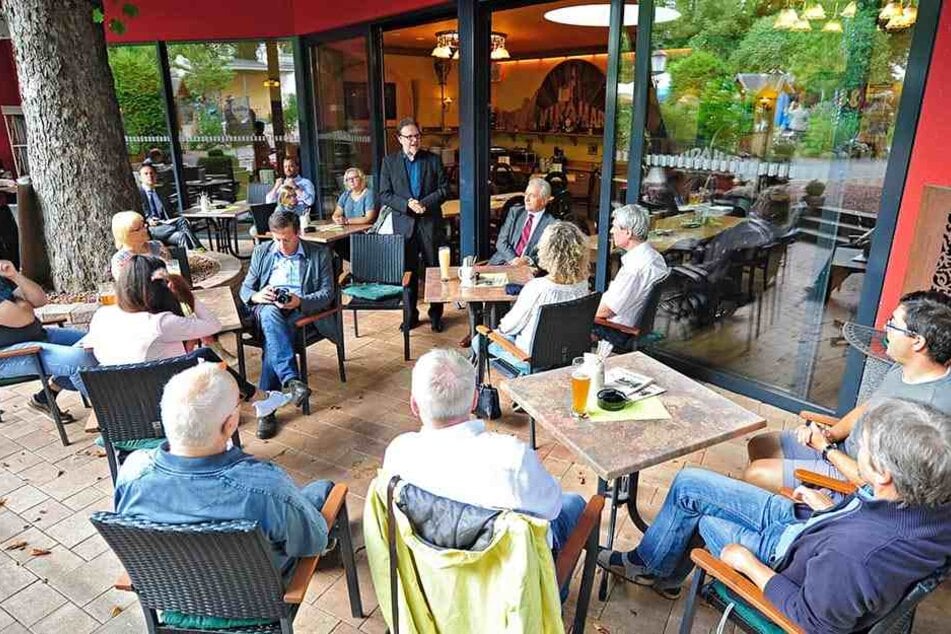 Der Chemnitzer Abgeordnete Frank Heinrich (53, CDU) hatte die Chemnitzer zum Bürgerdialog in den Biergarten des Miramar eingeladen.