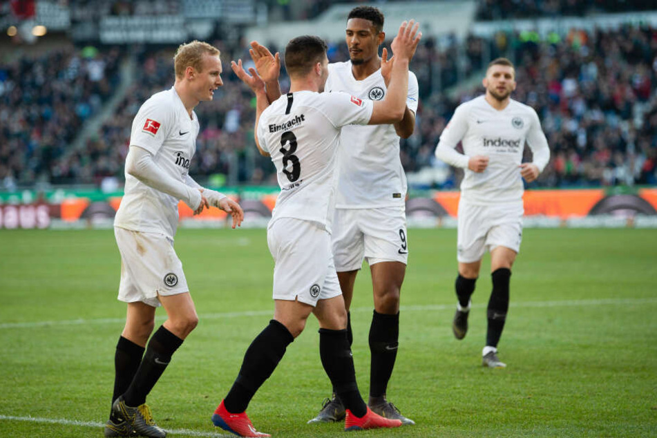 Luka Jovic (Mi.) erzielte das 2:0 der Eintracht gegen Hannover 96 - sein 15. Treffer in dieser Bundesliga-Saison.