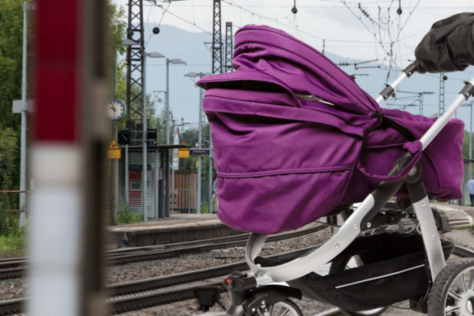 Die Eltern waren mit dem Gepäck beschäftigt, als es passierte (Symbolbild).