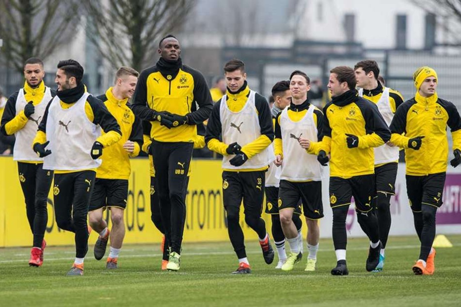 Usain Bolt überragt seine Mannschaftskameraden deutlich.