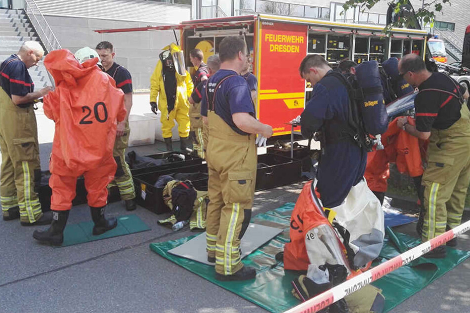 Die Einsatzkräfte müssen nach ihrer Arbeit erst einmal dekontaminiert werden.