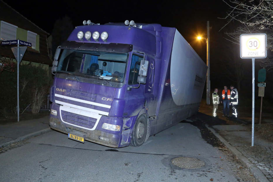 Ein Brummi ist am Abend in Dresden mit dem Hinterrad in die Straße eingebrochen und konnte nicht mehr weiterfahren.