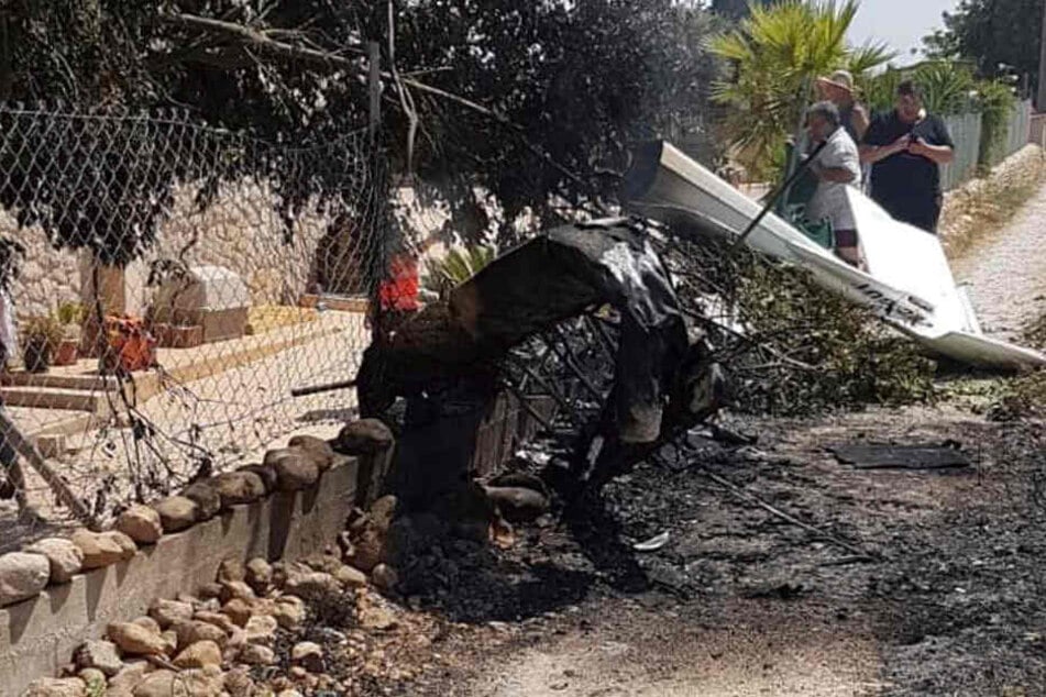 Beim Zusammenstoß eines Hubschraubers mit einem Kleinflugzeug auf der spanischen Urlaubsinsel Mallorca sind am Sonntag sieben Menschen ums Leben gekommen.