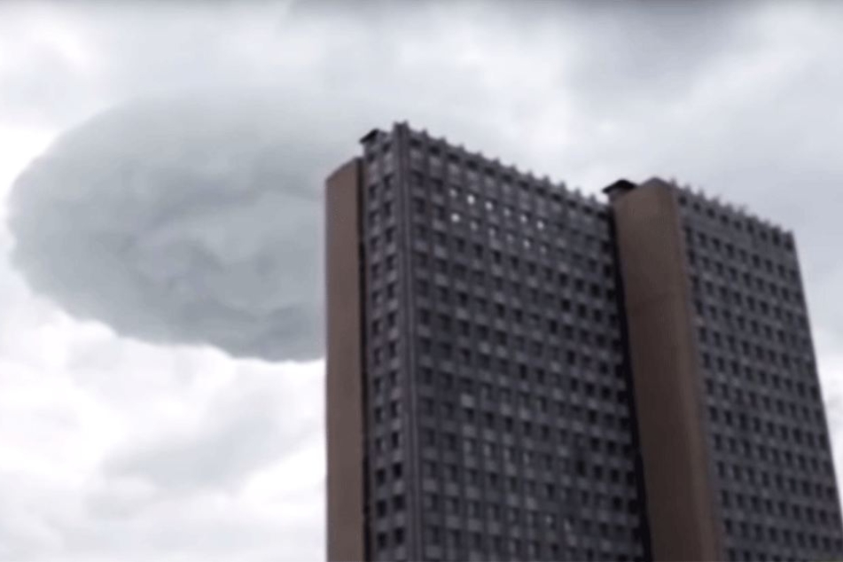 Diese Wolke ist dunkler und ganz anders geformt.