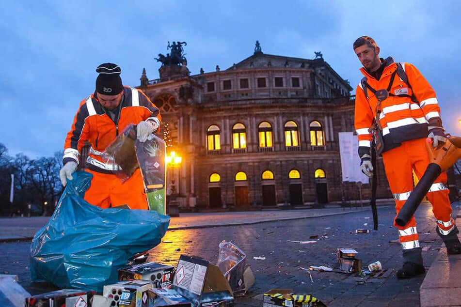 Schichtbeginn vorm Sonnenaufgang: Olaf Reitmeier (54, l.) und Kai Hoffmann (35) von der Stadtreinigung sammelten am Theaterplatz Silvestermüll ein.
