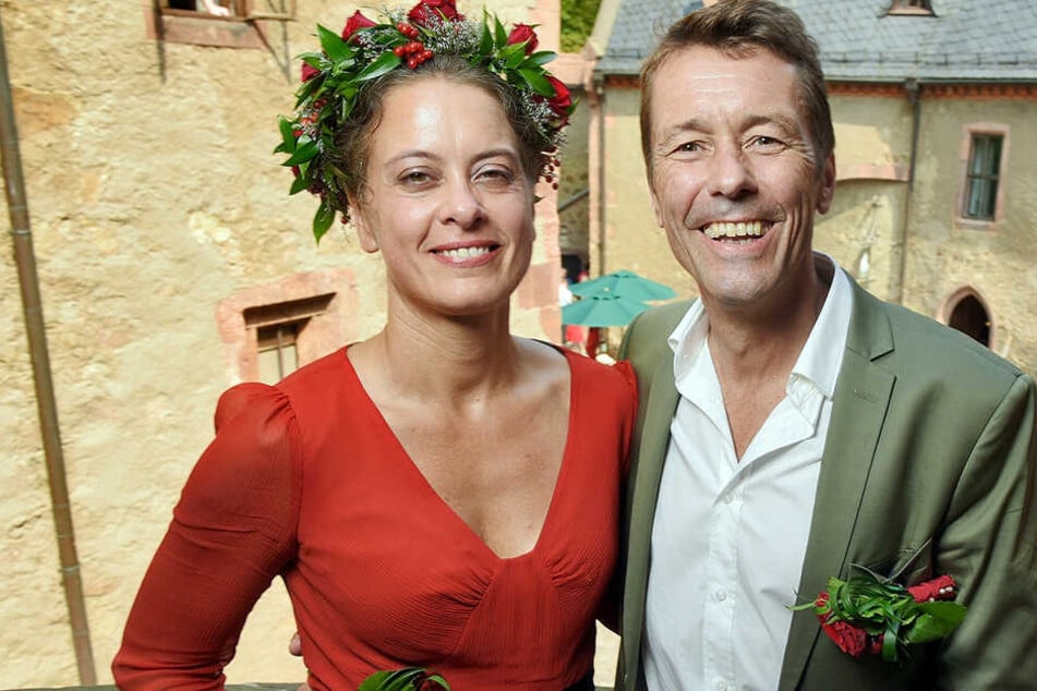 Zuhause heiratet sich's am besten: MDR-Moderatorin Anja Heyde (42) hat auf Burg Kriebstein zu ZDF-Redaktionsleiter Micha Wagenbach "Ja" gesagt.