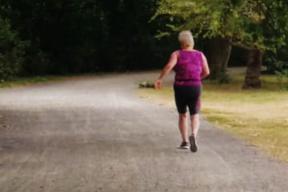 Wie diese Frau war auch das Opfer am 31. August 2017 allein unterwegs. Dies nutzte der Täter, um sie brutal zu vergewaltigen.