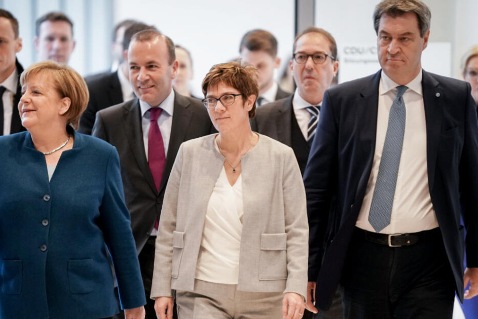Auf Annegret Kramp-Karrenbauer (M.) und Markus Söder (r.) ruhen etliche Hoffnungen.