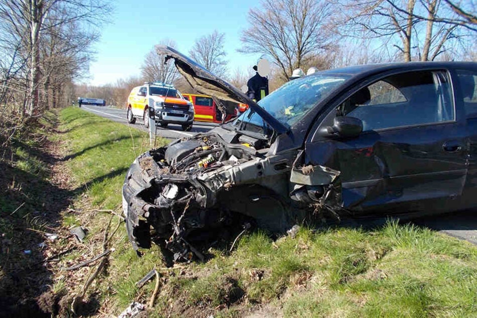 Das Auto musste schwer beschädigt abgeschleppt werden.