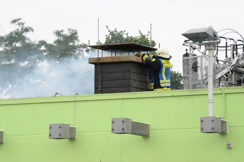 Vom Dach aus wurde der Kamin von der Feuerwehr gereinigt.