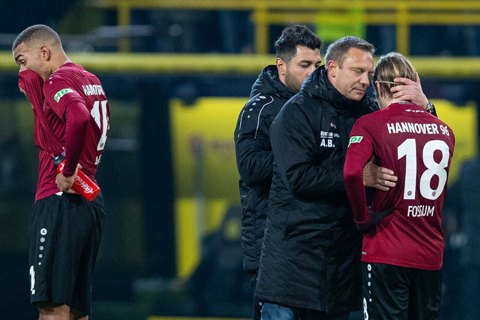 Verabschiedete sich bereits auf dem Feld von seiner Mannschaft: Hannovers Ex-Coach André Breitenreiter (Zweiter von rechts).