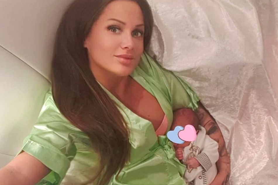 Dieser Instagram-Screenshot zeigt Schwesta Ewa mit Dekolleté und ihrer Tochter Aaliyah Jeyla.