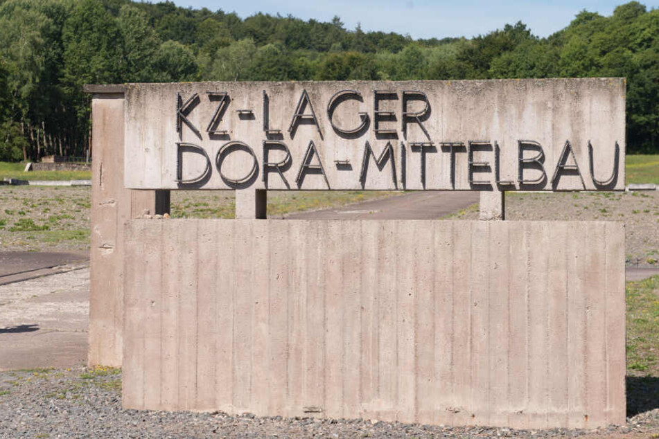 An einem Hinweisschild zur KZ-Gedenkstätte Mittelbau Dora waren die Schmierereien. (Archivbild)