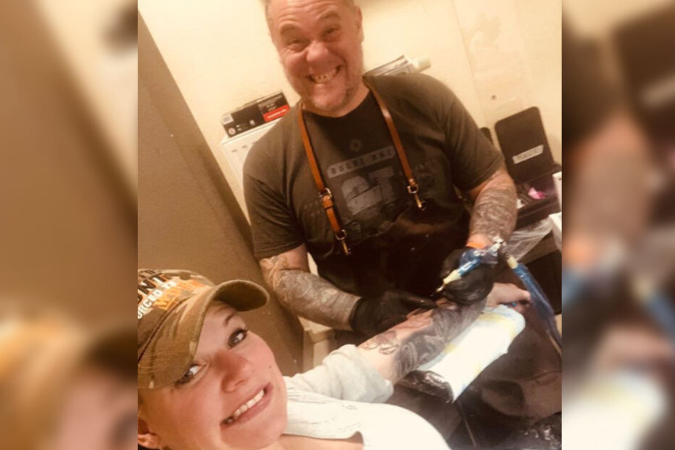 Hat gar nicht weh getan... Melanie Müller (31) ließ sich ein neues Motiv auf den Arm stechen.