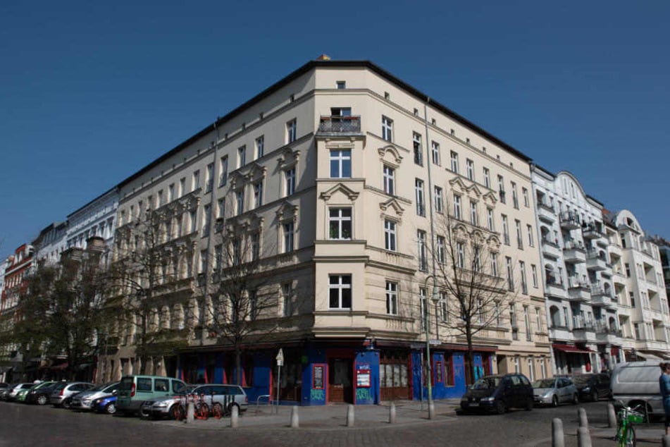 In der Straßenecke Lychener Straße/Raumerstraße wurden nach Angaben der Polizei am Dienstagabend zwei Kippa tragende Männer von drei bislang Unbekannten antisemitisch beschimpft und attackiert.