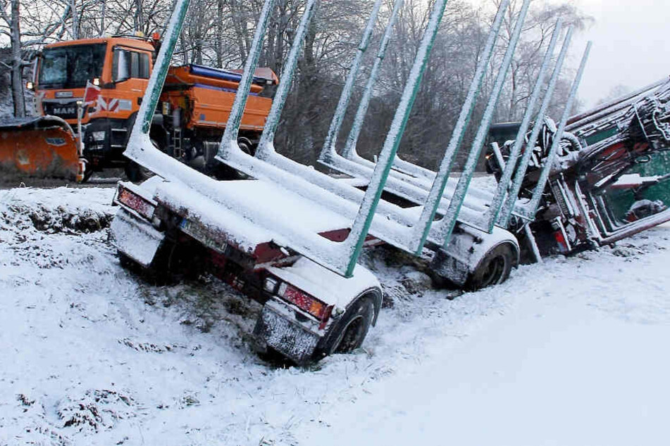 Bei Münchhausen kippte ein Holzlaster wegen Straßenglätte um.