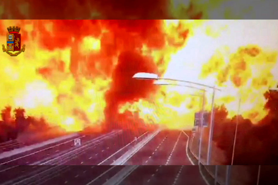 Der Screenshot aus dem von der Polizei veröffentlichten Video zeigt die zweite Explosion.