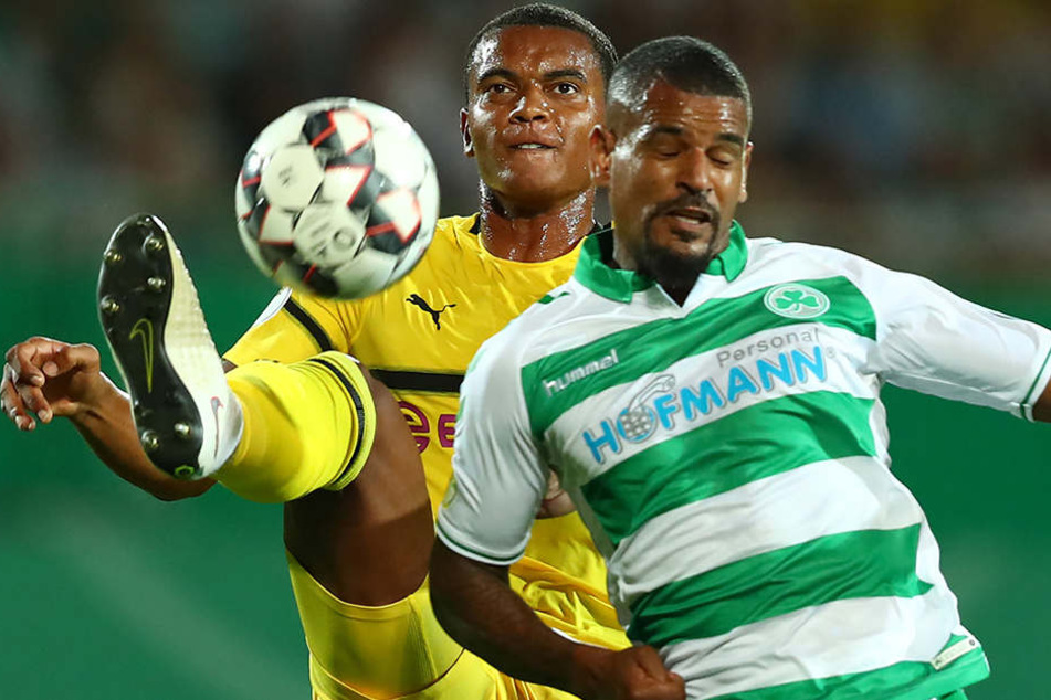 BVB-Innenverteidiger Abdou Diallo (l.) und Fürth-Stürmer Daniel Keita-Ruel (r.) im Zweikampf.