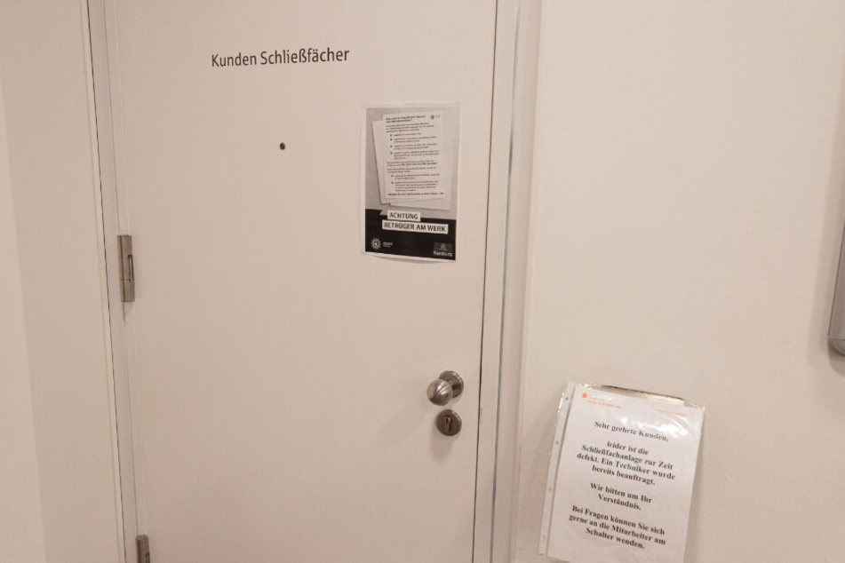 Auf dem Zettel wird auf eine defekte Schließfachanlage hingewiesen.