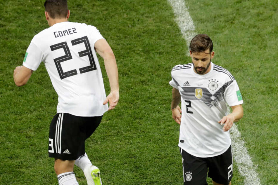 Enttäuscht geht Plattenhardt vom Platz. Für ihn kam Stürmer Mario Gomez vom VfB Stuttgart.