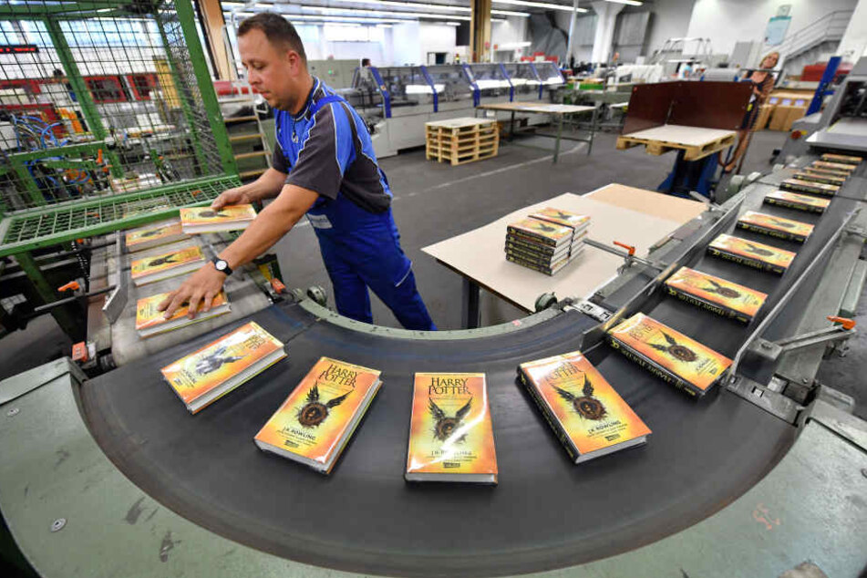 Buchbinder Nico Rudat kontrolliert in der Endfertigung die neuen "Potter"-Bücher.