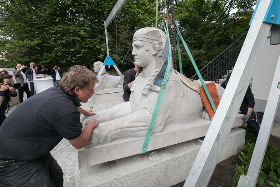 Die Sphinxe werde auf die vorbereiteten Sockel gestellt.