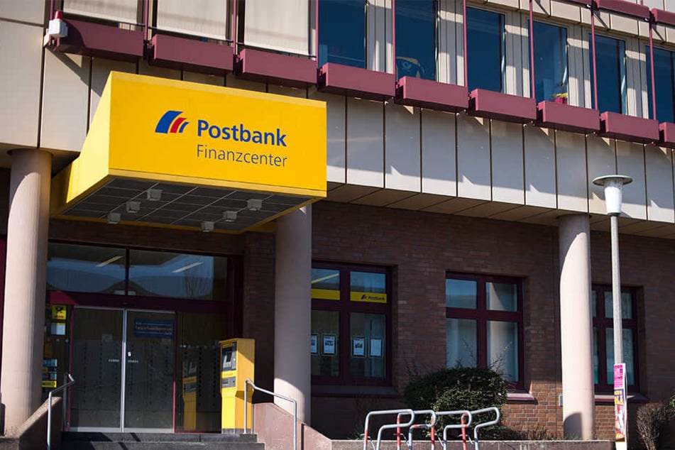 Der bewaffnete Mann soll in eine Filiale der Postbank gestürmt sein. (Symbolbild)