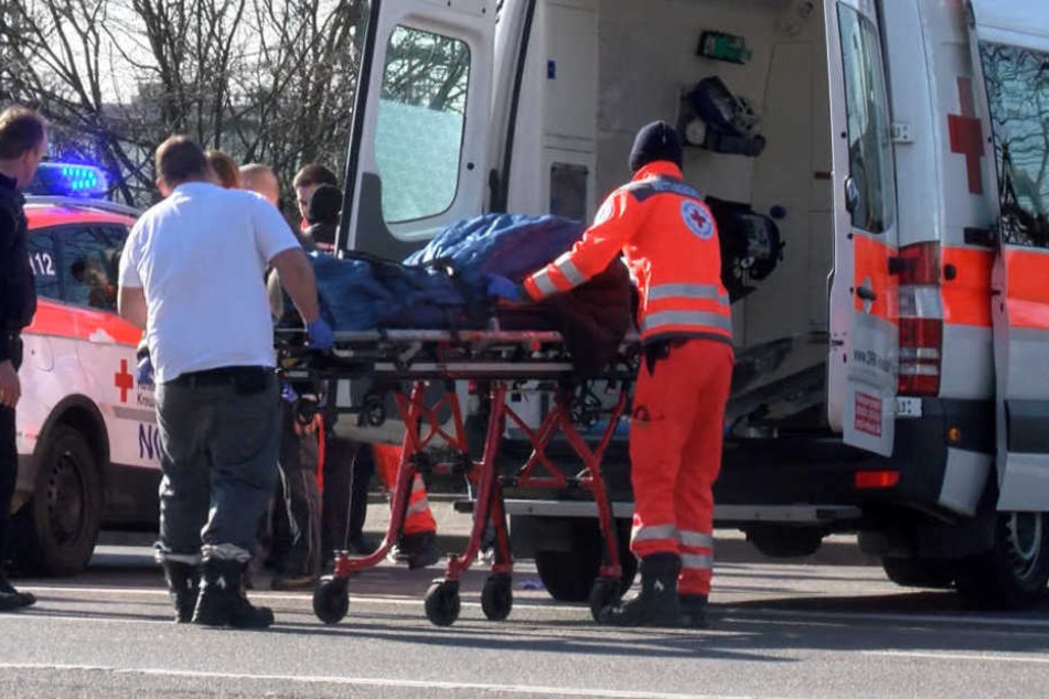 Der bislang Unbekannte wird von Sanitätern abtransportiert.