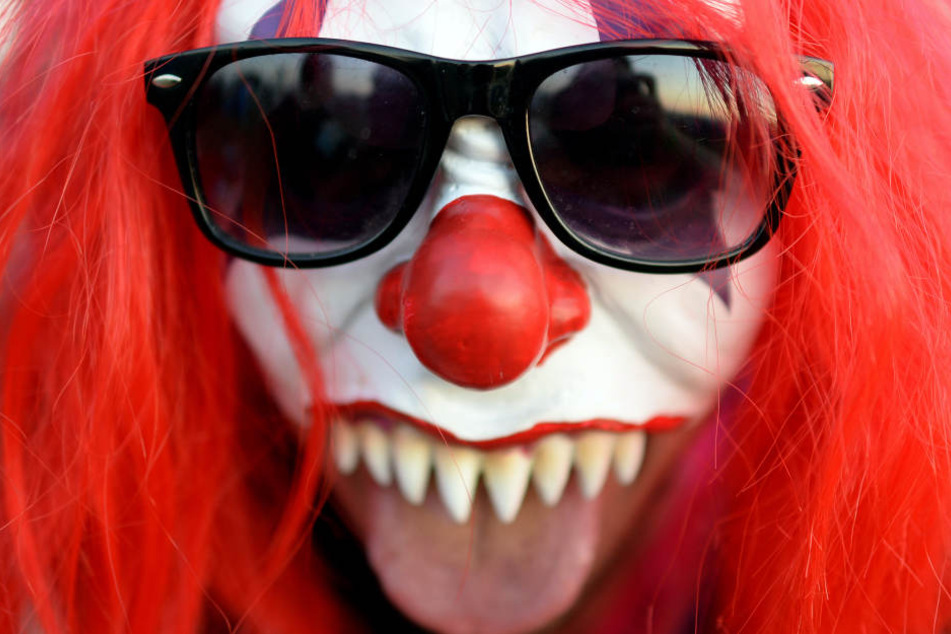 Beide Täter sollen Clownsmasken mit roten Haaren getragen haben. (Symbolbild)