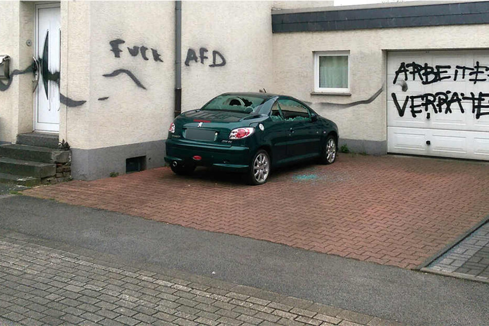 Sowohl das Haus als auch das Auto des Politikers wurden von den Unbekannten beschädigt.